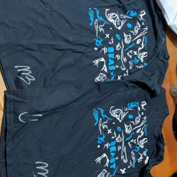 Authentic signed MrBeast TShirts - Picture 1 of 1